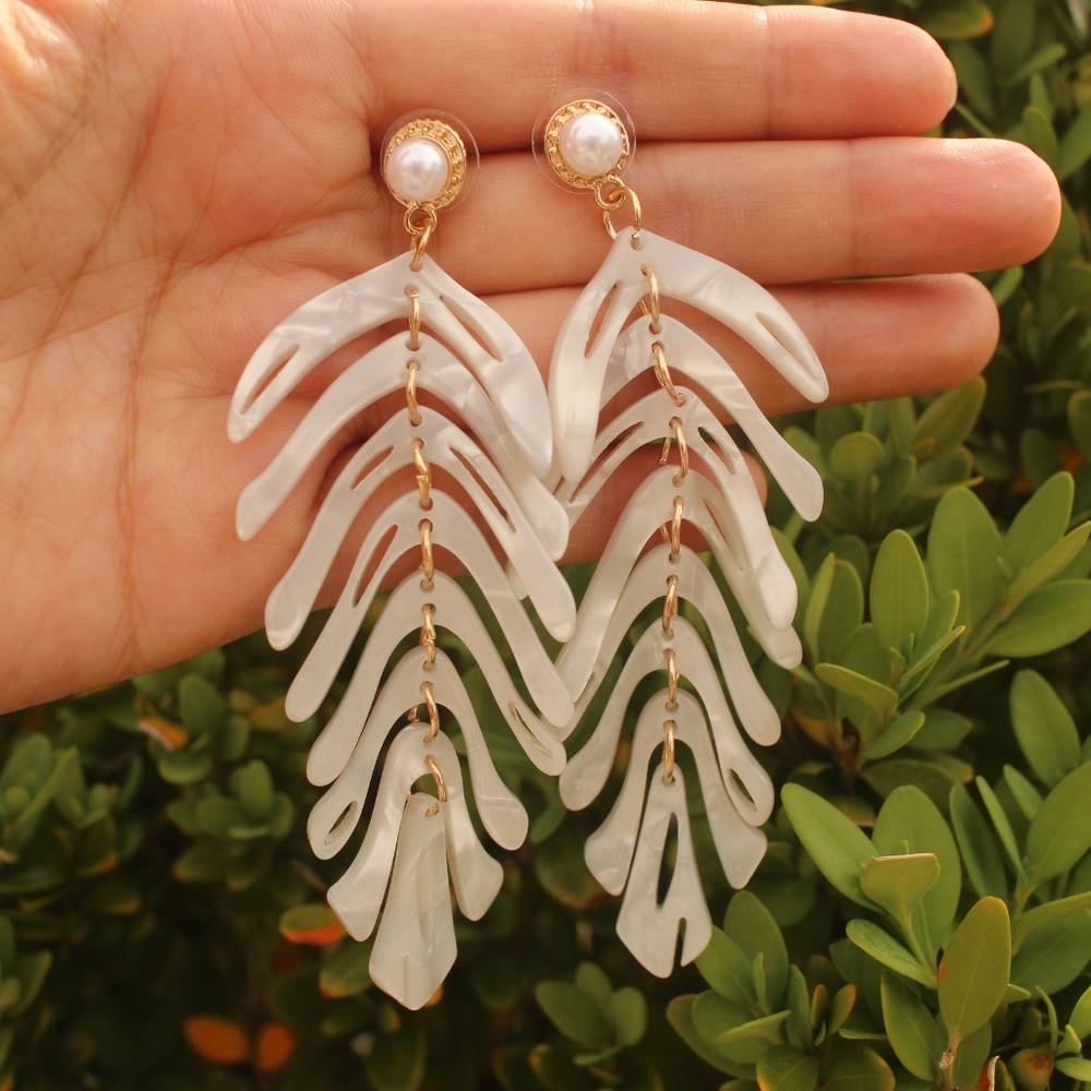 RESTOCKED🌸 Leaf leaves fun long Acrylic earrings - Picture 2 of 8